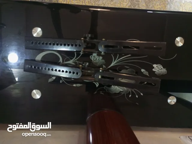 طاولة مع قواعد للتلفزيون