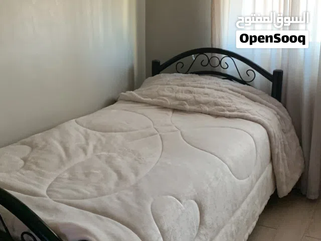 سرير عدد 2 حديد لون اسود بحالة جيدة للبيع التنين مع بعض