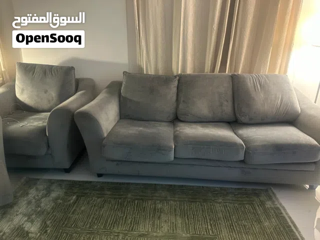 بيعه سريعه كنبات ثلاث قطع  طاوله سفره مع كرسين