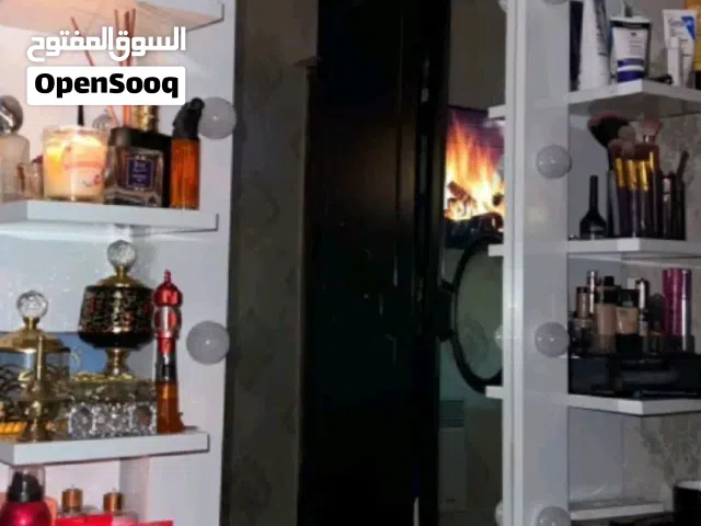 مرايا لون ابيض مع رفوف 10