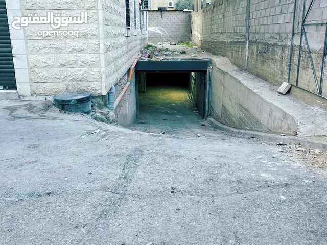 هناك مكتب على الشارع الرئيسي قرب مول المغربي و عند جسر الدهيشه بمساحه ما يقرب 44 متر للايجار الشهري