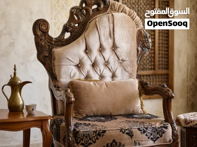 إعلان للبيع: طقم كنب فخم وبحالة ممتازة!