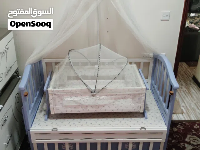 سرير اطفال مع هندول شبه جديد