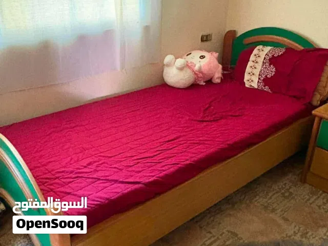 تخت  وكمدينتين ومراي مع الفرشه خشب زان ثقيل غرفه شبابيه للبيع بسعر 150د موجودة بيت في الزرقاء الجديد