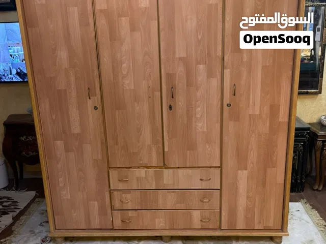 خزانة تفصيل باركيه خشب لاتيه محرفة زان اربع درف مع ثلاث جوارير بحالة ممتازة للبيع 90 قابل لتفاوض