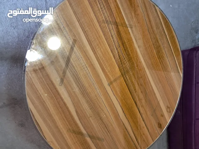 اثاث مستعمل: طاولة سفرة عليها سكريت قزاز ورجليها حديد حالتها ممتازة جدا
