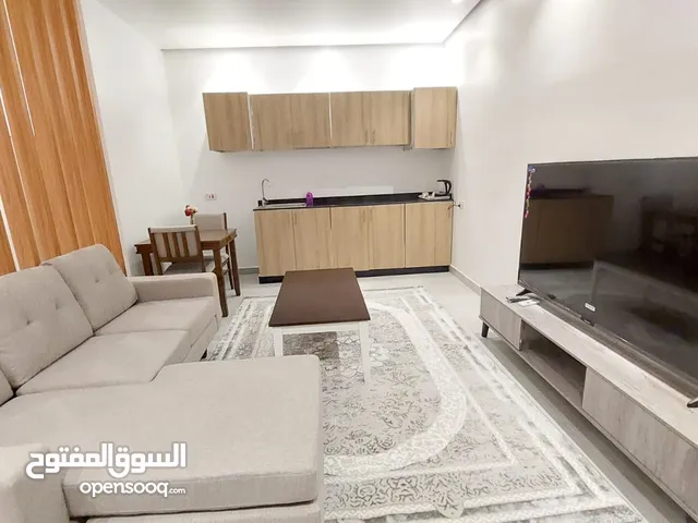 غرفه مع صاله مفتوحه ع الغرفه وحمام وانترنت