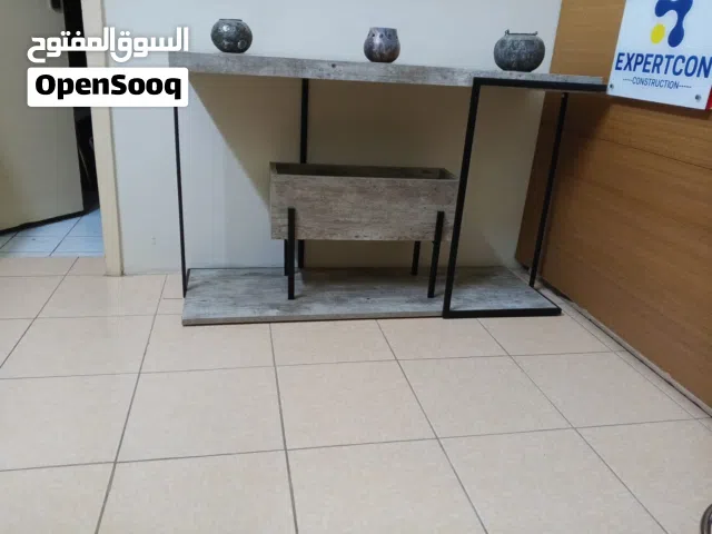 للبيع سايد تيبل بتصميم عصري وأنيق!  Modern Side Table for Sale!