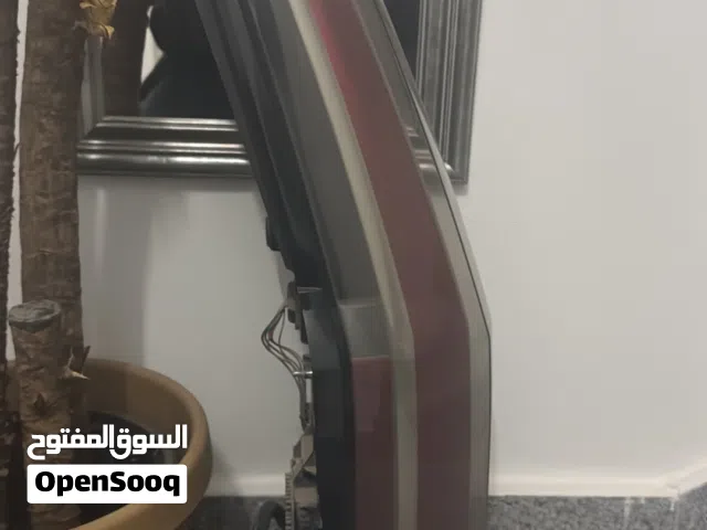 ليت اسكاليد اصلي يسار GM من الوكاله فيه كسر صغير ويتصلح من تحت وليت شغال 100%
