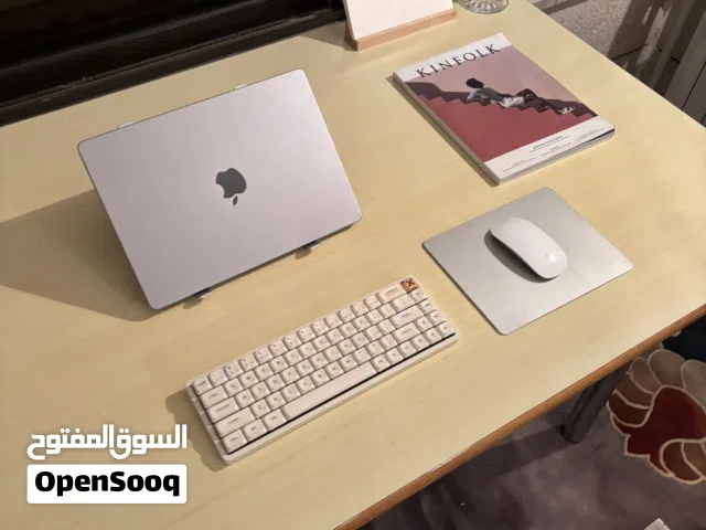 ستاند لابتوب ألمنيوم قابل للتعديل + ماوس باد معدنية - بحالة ممتازة