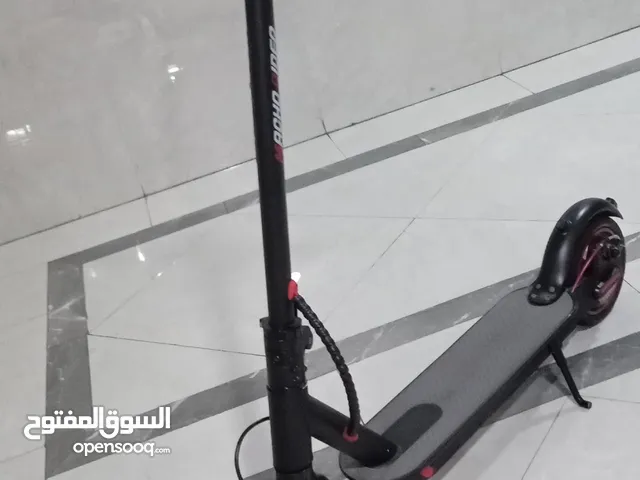 سكوتر كهربائي قابل للطي . تصل سرعتة القصوى 40 كيلومتر قي الساعة.