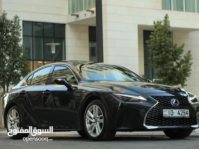 Lexus is 300 h All Wheel Drive موديل 2022 قاطعه مسافه 15 الف وارد المركزية