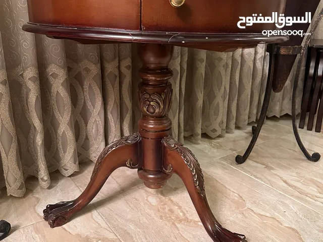 طاوله من ميداس خشب زان مع قشره بلوط قحوط خفيفه بحاله جيده خشب ثقيل يوجد فيها باب سحب مع زجاج