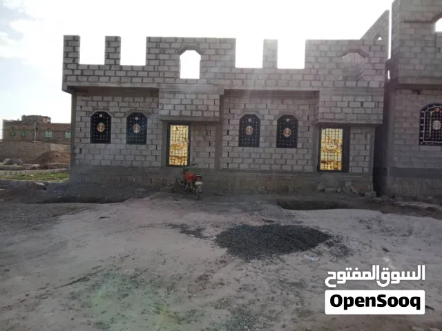 للبيع منزل مسلح بسعر عرطه لبنتين الا ثمن البيت جنب الزفلت وقريب من السوق والخط الرئيسي وسط حي سكني
