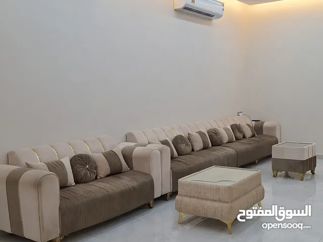 جلسه كراسي و طاولتين و ستاير
