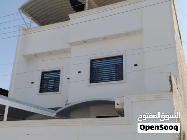 بيت حديث في حي الاندلس مقابل حديقه يحوي شقتين