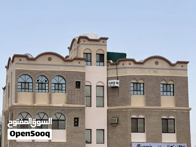 محلات للإيجار مع مخزن – موقع مميز في عبري