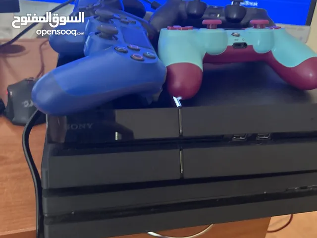 بلاي ستيشن عاديه بسعر مناسب نظيفه مع يدتين