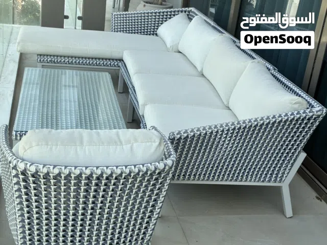 جالسة حديقة