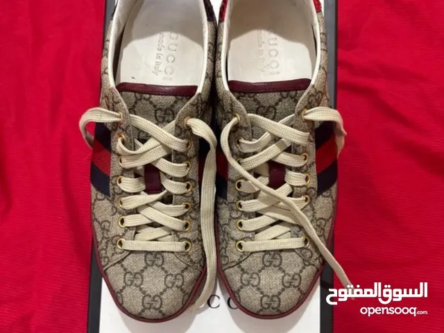جوتي قوتشي للجنسين