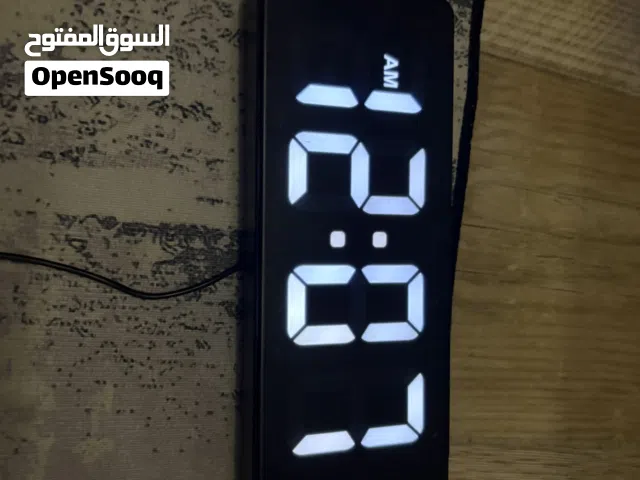 ساعة رقمية حائط  بحالة ممتازة بتشتغل usb
