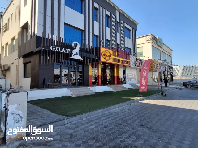 معرض تجارى طابق أول مساحه مفتوحه300 متر بموقع متميز بشارع البركات Commercial Space Al Barakat Street