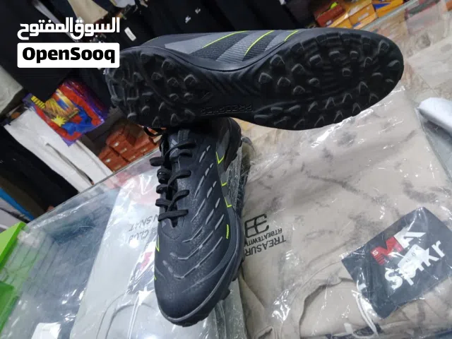 جزمه ماركة من شركة أديداس درجة أولى