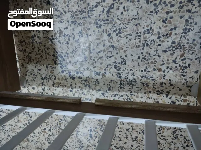 السلام عليكم ورحمة الله سرير للاطفال شبه جديد استخدام نظيف اللهم بارك وبسعر رخيص في كسره بسيطه جد