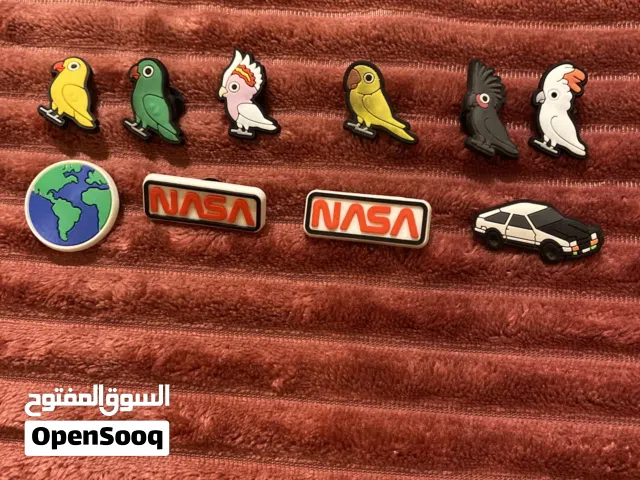 مجموعة من crocs badges