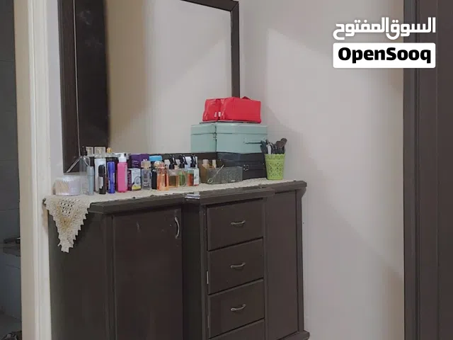 تسريحه وسرير وطاولات بحاله جيدجدا مستعمل