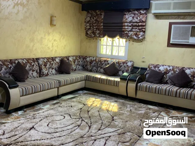 كنب نظيف مايحتاج له شيء