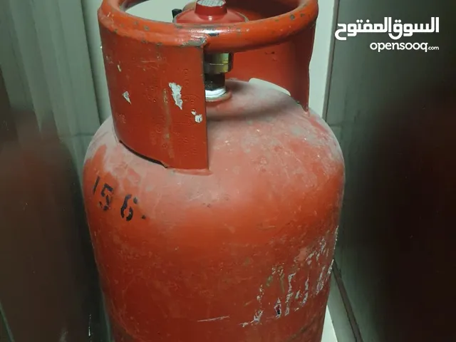 Gas cylinder with pipe
