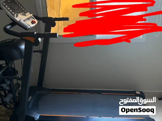 للبيع جهاز مشي مع معدات رياضيه فيها مستعمل و بحاله ممتازه