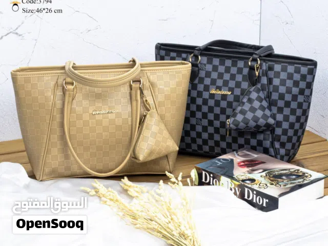 حقائب نسائية بتصاميم متعددة