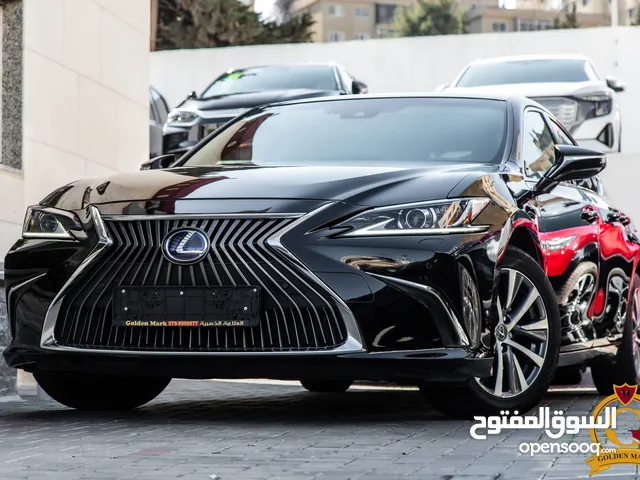 Lexus es300h 2020 السيارة وارد المانيا و قطعت مسافة 88,000 كيلو متر فقط