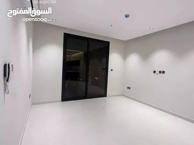 شقة للايجار الرياض حي اليرموك مكونة من عرفتين نوم ودورتين مياه ومطبخ وصالة ومجلس وسطح واجهة امامية