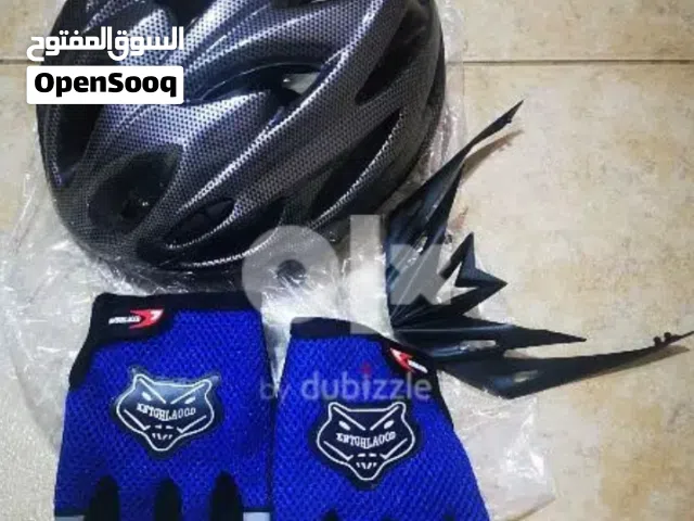 للبيع أو البدل خوذة وقفازات غير مستخدم