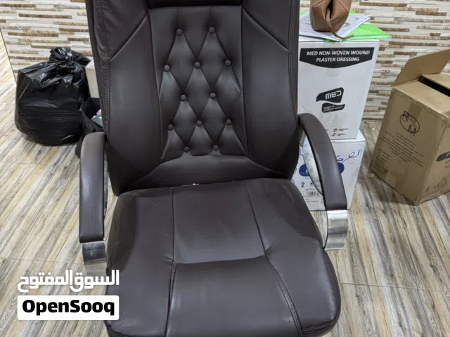 كرسي مكتبي جلد نضيف جداً