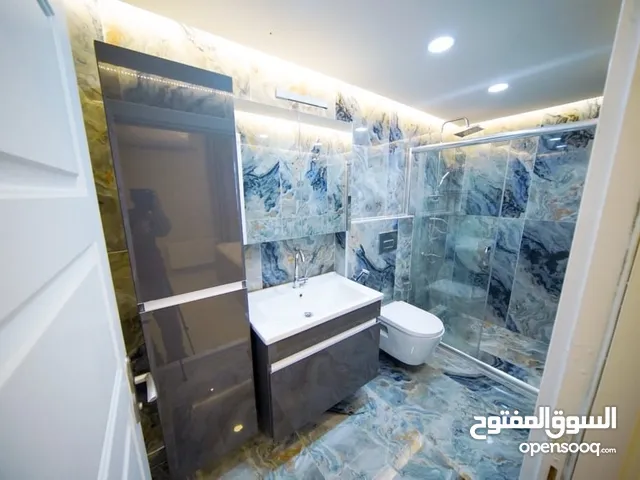فيلا من الطراز الرفيع في الطابق التاسع تحتوي على إطلالة راءعة و أربعة غرف و صالون و يتوفر جميع الخدم