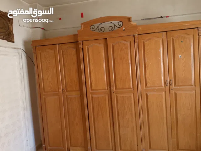 خزانة ملابس بحالة ممتازة