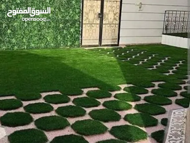 جمال الحديقة باستعمال العشب الصناعي منظر جميل وسهولة في التنظيف ورؤية جميلة فقط لدي البدر للمفروشات