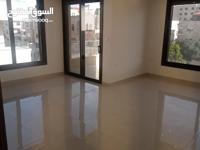 شقة طابق ثالث مع روف 250م في منطقة تلاع العلي بالقرب من شارع المدينه المنوره