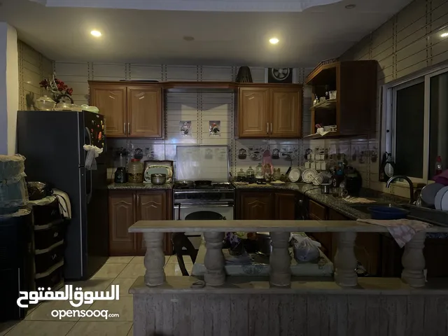 بيت للبيع في جبل النصر قريب ع كل الخدمات وع المدارس البيت تشطيب ديلوكس