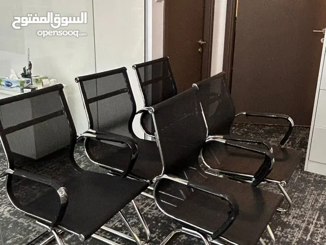 للبيع: مجموعة كراسي مكتب بحالة ممتازة وبأسعار مناسبة-فرصة رائعة لشراء كراسي مكتب مريحة وعالية الجودة