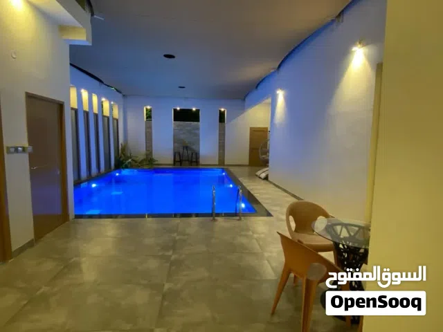 شاليه واستراحه للايجار اليومي في مسقط السيب غرفه بسرير مزدوج مطل على حوض سباحة