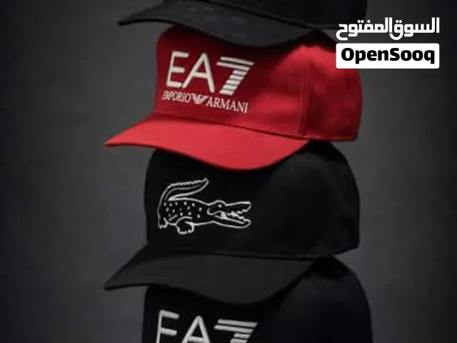 كاب أنيق من ماركات عالمية مثل Under Armour، EA7، وLacoste