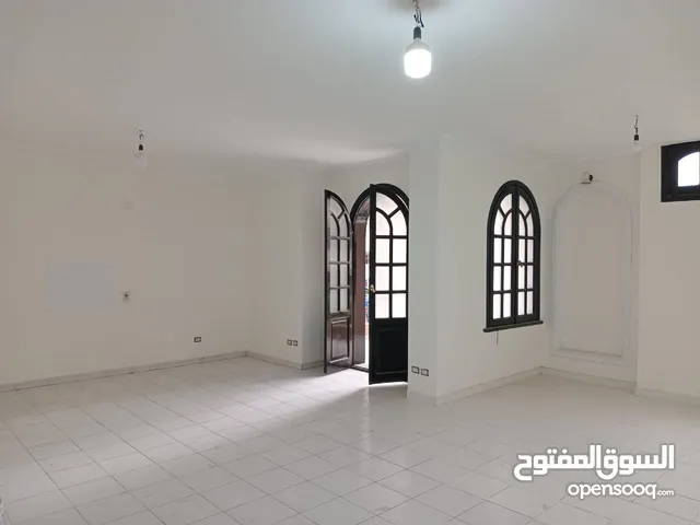 للايجار شقة 200 م للاسر المصرية  غير مجروحه م نصر بالقرب من مصطفى النحاس