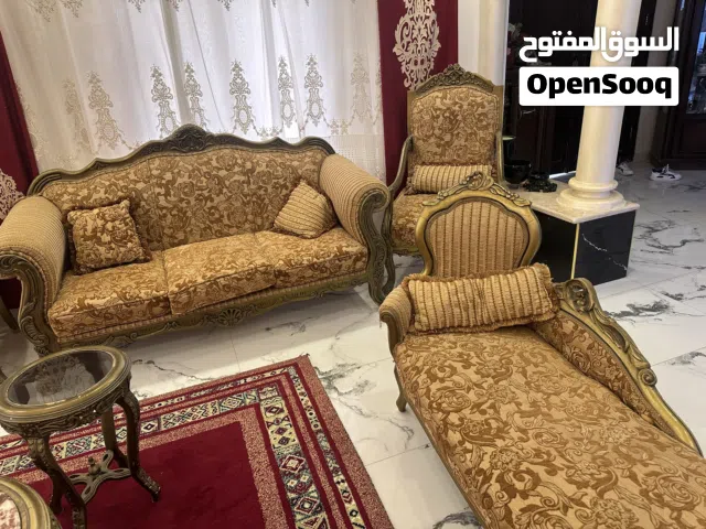 طقمين كنب لون ذهبي ثنائية اثنين واثنين ثلاثي واربع كراسي لكل طقم وكنباية مايله