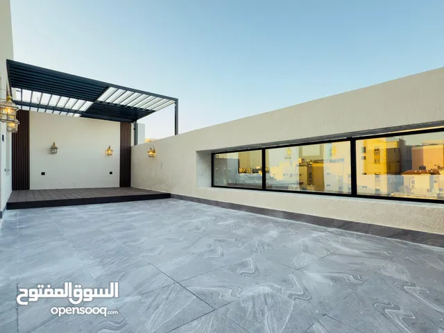 ملحق روف فاخر للبيع 4غرف جديدة بتشطييب فاخر وحديث وبموقع مميز ومرغوب وع الخدمات