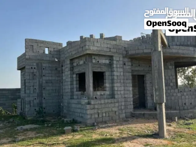 السلام عليكم  قطعة أرض للبيع مساحتها 400متر يوجد فيها استراحة مساحتها 90متر  المكان شارع بسيس بالقرب